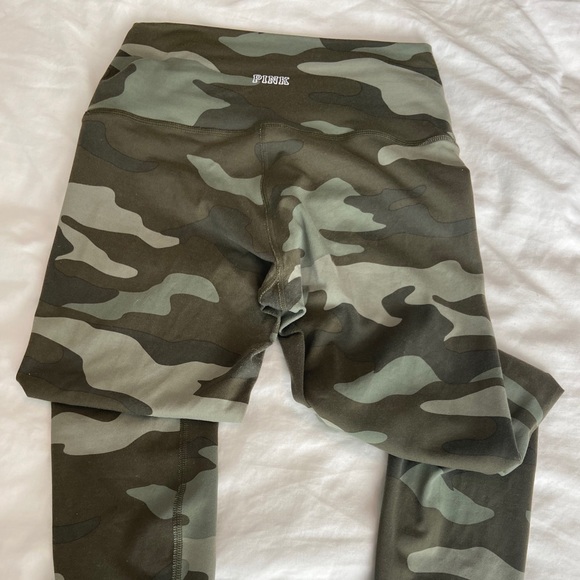 PINK Victoria's Secret Pants - Pink Ultimate leggings / green camo